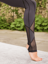 Load image into Gallery viewer, Pointe Mesh Yoga leggings
