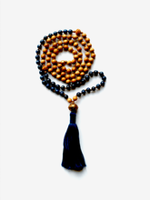 Load image into Gallery viewer, Sandalwood &amp; Lapis Mala