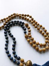 Load image into Gallery viewer, Sandalwood &amp; Lapis Mala